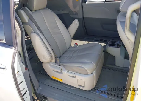 2011 Toyota Sienna Limited z USA, uszkodzony, nr VIN 5TDDK3DC0BS019889